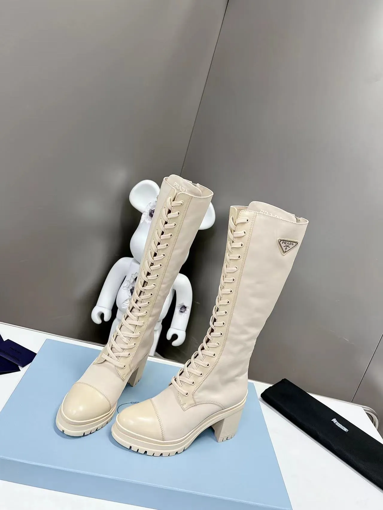 👟👟Ex-factory price 700👟👟 2022SSS re-launches the new and newest boot length of Poundala —————————— 💥PRADA’s spring morning T catwalk show is the same model "Dream City Night". Prada can focus on the right scene. It has a fresh breeze with a sense of luxury. It is perfect on the feet. 💃💃 Wear it with the matching shoes. It is elegant and high-quality, crystal clear and has various qualities. The materials are uniquely designed by the company and must be zero-edged. The entire series is full of exciting and interesting combinations of exterior elements. Different materials and textured fabrics express a strong artistic flavor. You can slightly appreciate the changing styles of Prada girls. 1⃣Upper: matte glossy open edge scarlet, 2⃣Lining: imported sheepskin lining 3⃣Outsole: original Italian large color original 4⃣🔺original foot pads, size female 35M-40M